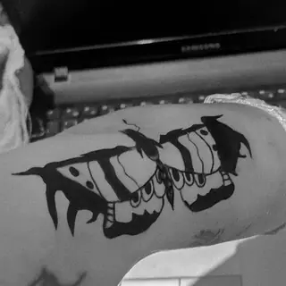 Borboleta em blackwork com asas grossas no braço