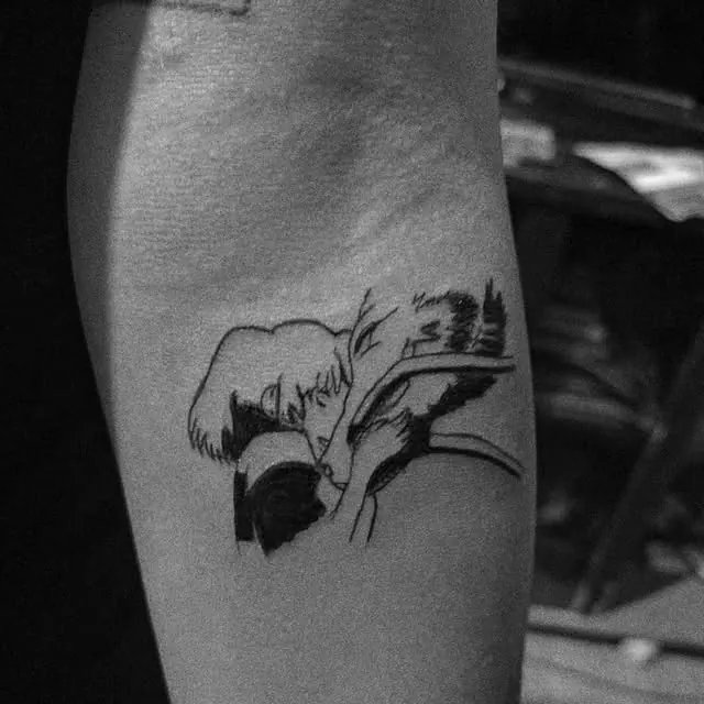 Chihiro abraçando Haku em forma de dragão, tatuagem em blackwork no antebraço