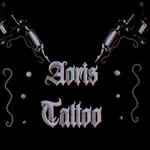 Logo da Aoris Tattoo: letras góticas rosa-prata entre duas máquinas de tatuar