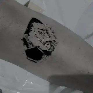 Shikamaru de Naruto fumando, tatuagem em preto na perna
